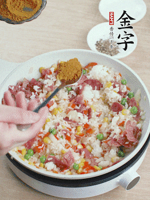 1勺咖喱粉、1/2勺鹽，少許黑胡椒碎炒均。