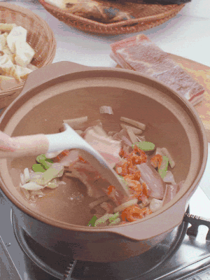 砂鍋中倒入油，放入姜片、蔥段、咸肉、海米炒出香味。