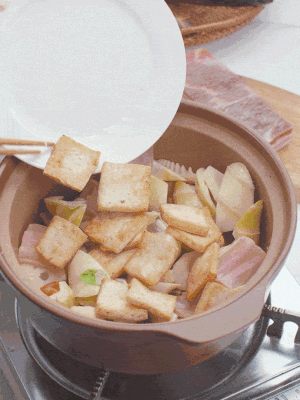 依次下春筍、豆腐，開水沒過食材。