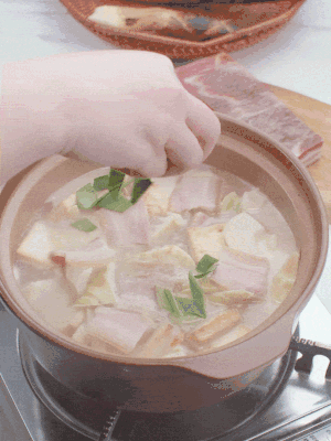 一小撮鹽、糖、雞精調(diào)味，最后撒點蒜葉點綴。