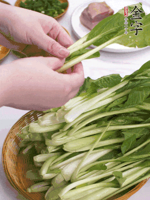 小青菜掰成一片片。