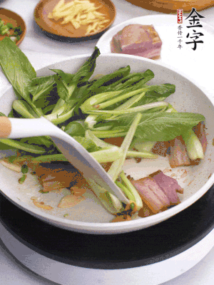 下小青菜翻炒，菜梆子變軟時，撒一點鹽、雞精調(diào)味。