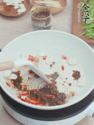 熱鍋涼油，姜蒜、辣椒、金字火腿xo醬炒香。