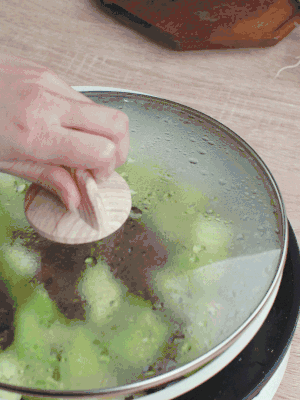 西葫蘆略出水時(shí)，加一小撮鹽調(diào)味。