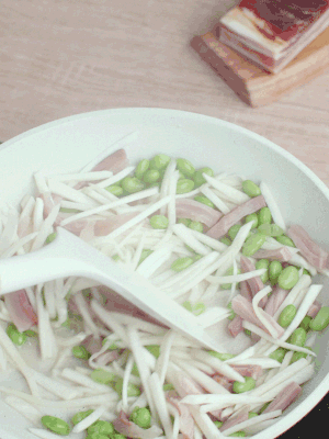 下茭白絲、青豆翻炒。