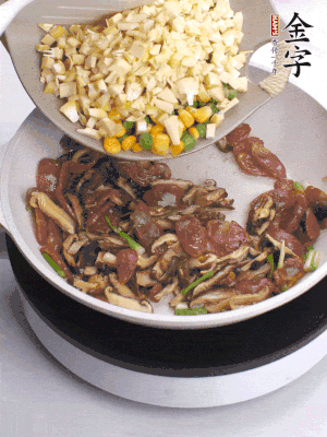 鍋里熱油，爆香蔥白，下香腸片炒至微微出油，加時蔬粒、香菇粒、春筍粒翻炒均勻。
