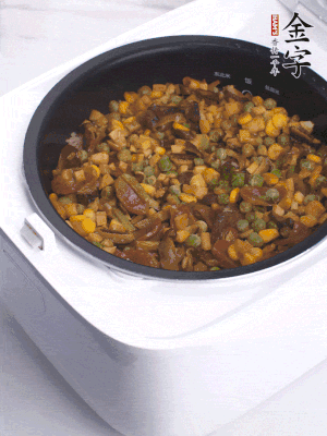 電飯煲按煮飯鍵，出鍋撒蔥花。