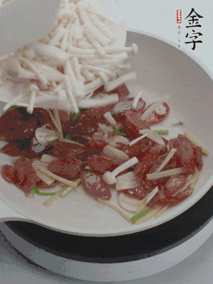 放白玉菇、青紅辣椒、雞蛋。