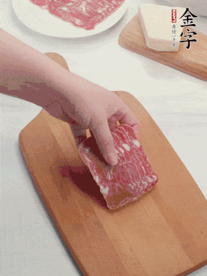 金字培根火腿改刀切小片；白洋蔥切?。恍迈r豌豆剝殼。
