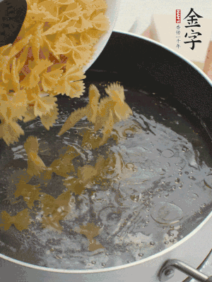 蝴蝶面加橄欖油煮熟；豌豆焯水30秒。
