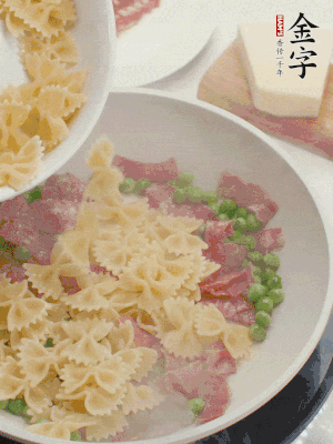 1小勺鹽調(diào)味，混合一起燉煮一下。