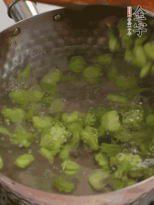 鍋中水沸，放一撮鹽，下蠶豆豆瓣焯3分鐘，下百合，3秒撈出，一起撈出瀝水。