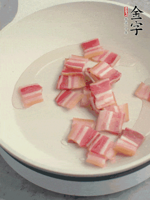 鍋中少許油，金字淡咸肉煸香。