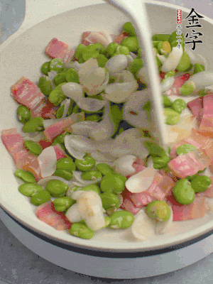 放蠶豆豆瓣、百合炒勻。
