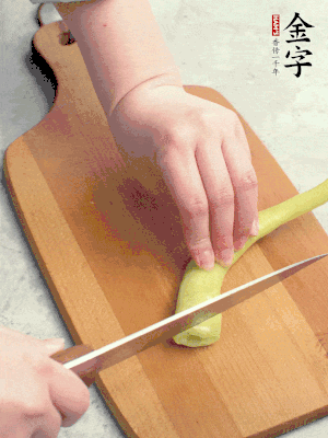 蔥切段，姜切絲，辣椒斜切成塊。