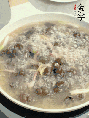 放辣椒，加一點(diǎn)鹽、糖，大火翻炒。