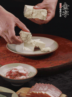 一塊老豆腐掰成大塊。