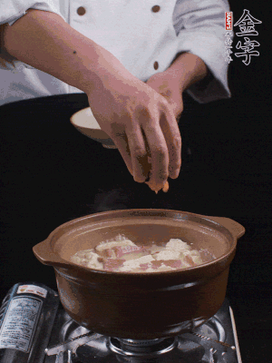 下蝦仁干，煮5分鐘。撒蒜葉，煮1分鐘。