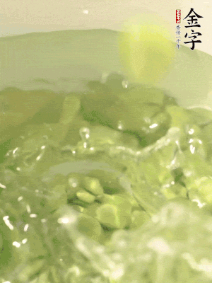新鮮蠶豆熱水焯水30秒，然后浸入涼水。