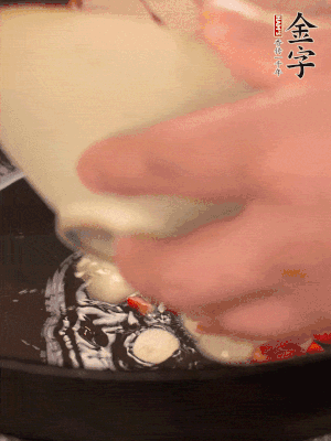 豬油潤鍋，下辣椒、大蒜、火腿片煸香。