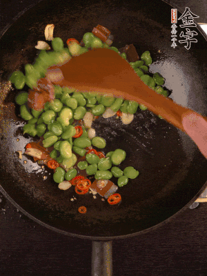 再下蠶豆煸炒，加1勺料酒調(diào)味。