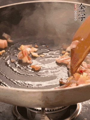 熱油爆香大蒜粒，煸香咸肉丁，淋一勺黃酒調(diào)味。