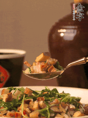 出鍋前嘗味，味淡加點(diǎn)鹽。