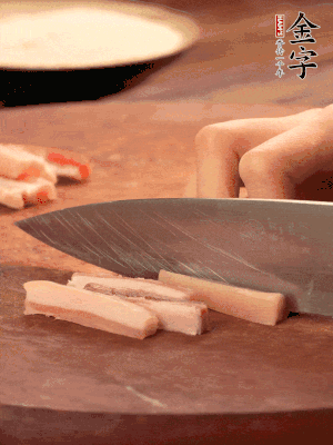 金字淡咸肉切丁。