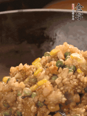 再下糯米，1勺蠔油、2勺生抽調(diào)味翻炒均勻。