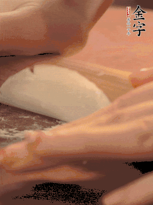 餃子皮邊緣搟薄，整體搟成1.5倍大小。