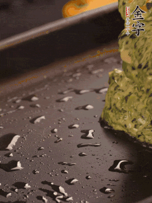 熱鍋擦一下油，下面糊攤平。