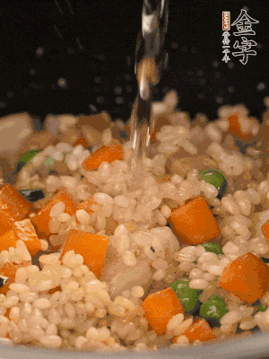 把食材轉(zhuǎn)移到電飯鍋中，倒入點(diǎn)清水，正常煮飯。