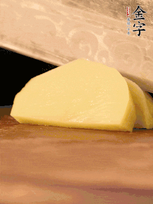 土豆去皮切丁。水開后，放入鍋中煮2-3分鐘，撈出瀝干水分。