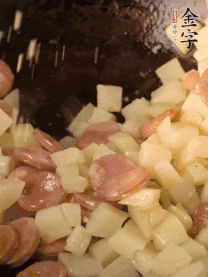 再放烤腸片煎熟。撒點(diǎn)鹽、孜然粉、辣椒面。