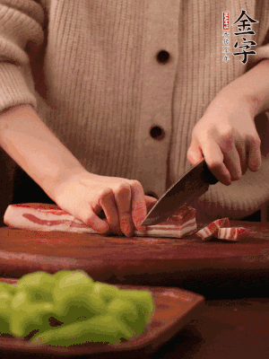 金字淡咸肉切片，冷水入鍋，加姜片、料酒略焯水。同步，五花肉切塊焯水。
