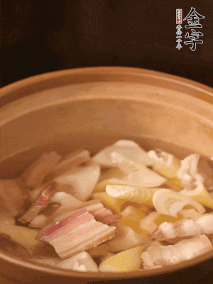 春筍、咸肉、咸肉一起入砂鍋，加姜片、料酒、清水大火煮沸到湯色變白。轉(zhuǎn)小火慢篤半小時。