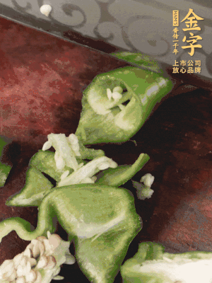 辣椒洗凈斜切成段，蒜切片。