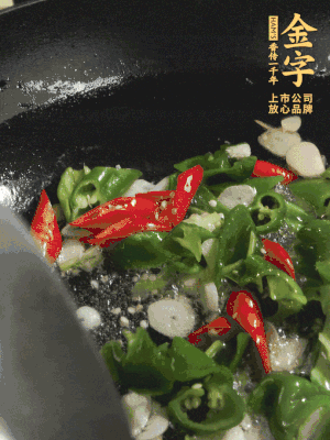 起鍋燒油，加辣椒、蒜片大火翻炒出香味。