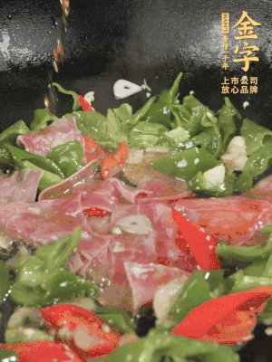 再下蒸炒火腿煸炒，加少許白糖提鮮。