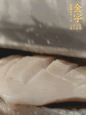 鮑魚用勺子撬出來，去掉內(nèi)臟和牙齒，加面粉、白醋、鹽、啤酒抓一下，清水洗凈，切花刀。