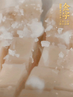 鮑魚中加點(diǎn)鹽、蠔油抓拌一下。