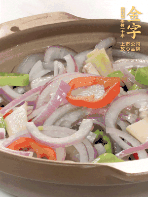 砂鍋底鋪上香菜，放上料頭，再放上焯過水的鮑魚殼。