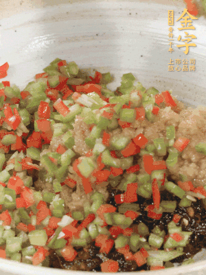 XO醬、蒜蓉醬、青紅椒粒攪拌成醬料。