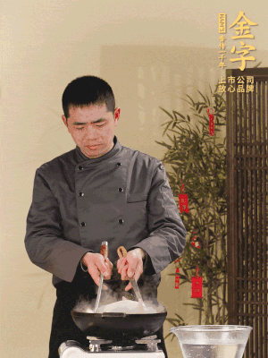 整只土雞冷水下鍋，加蔥姜、料酒焯水，撈出后用溫水清洗干凈。
