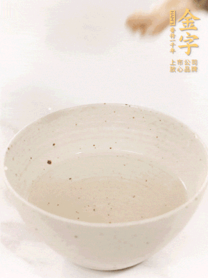 羊肚菌流水洗凈2遍后，溫水泡發(fā)15-20分鐘。
