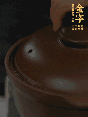 雞、火腿、姜片一起放入砂鍋中，大火轉(zhuǎn)小火燉2小時(shí)。