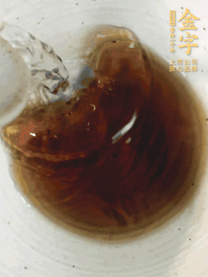 黃酒中加清水、蒸魚豉油、白砂糖混合均勻。