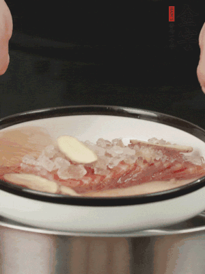 置于盤中，加冰糖100g、黃酒100g、水200g，上鍋蒸20分鐘。