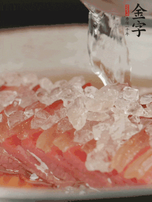 依舊放上冰糖100g、黃酒100g、水200g，鍋中再蒸15分鐘。