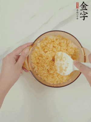 隔夜剩米飯加蛋黃攪拌均勻。